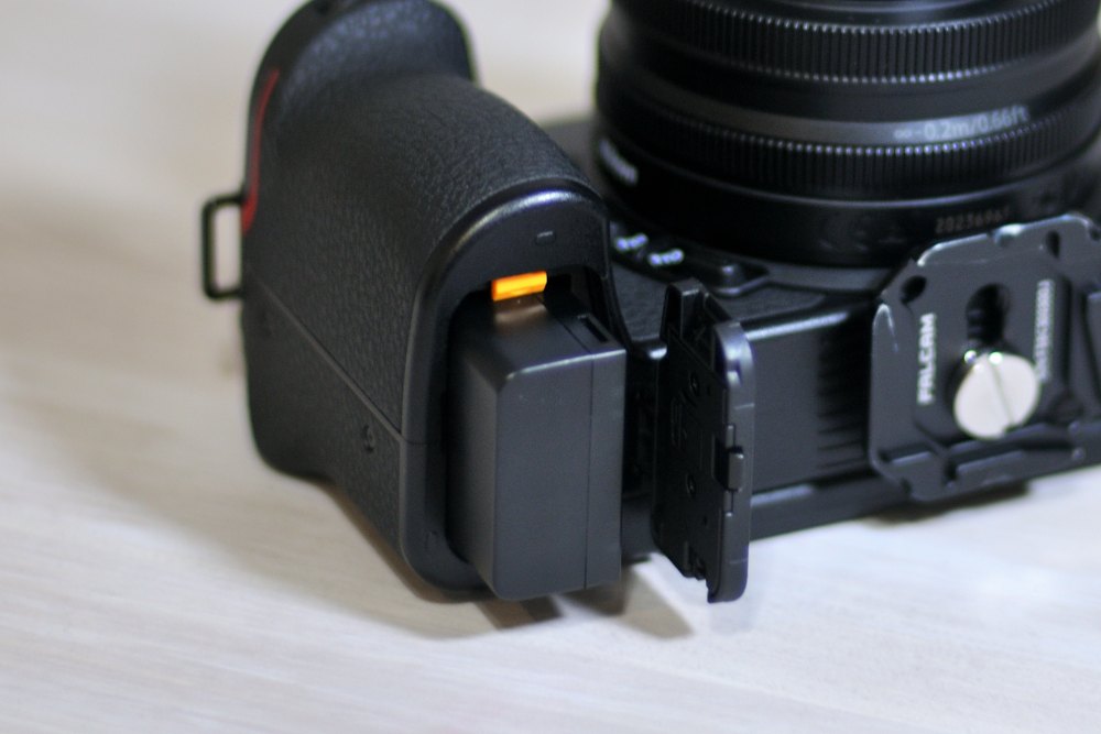 Z30のバッテリーと充電器について！付属品はUSBケーブルのみ