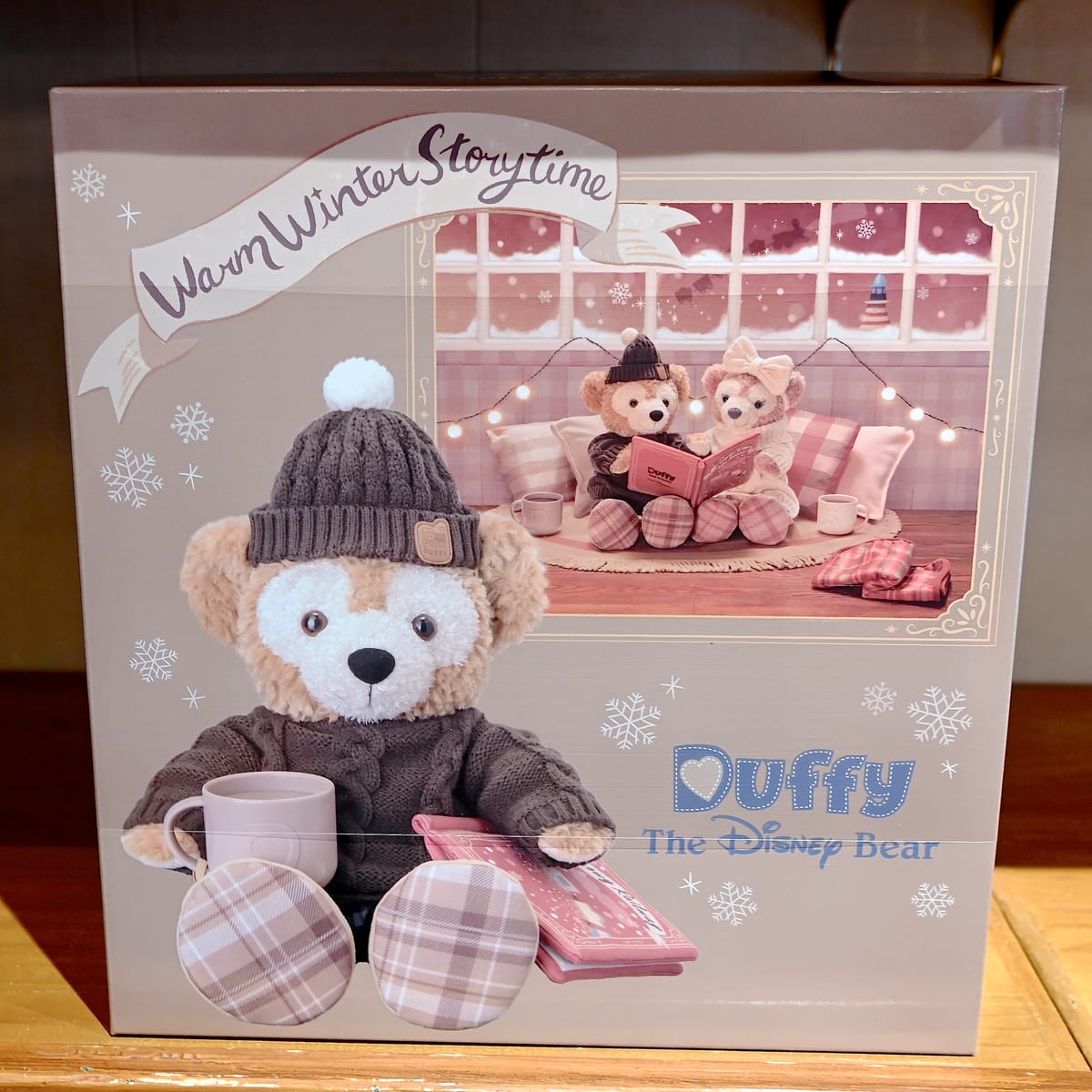 仲良く絵本を読むダッフィー＆シェリーメイ！「ダッフィー＆フレンズの