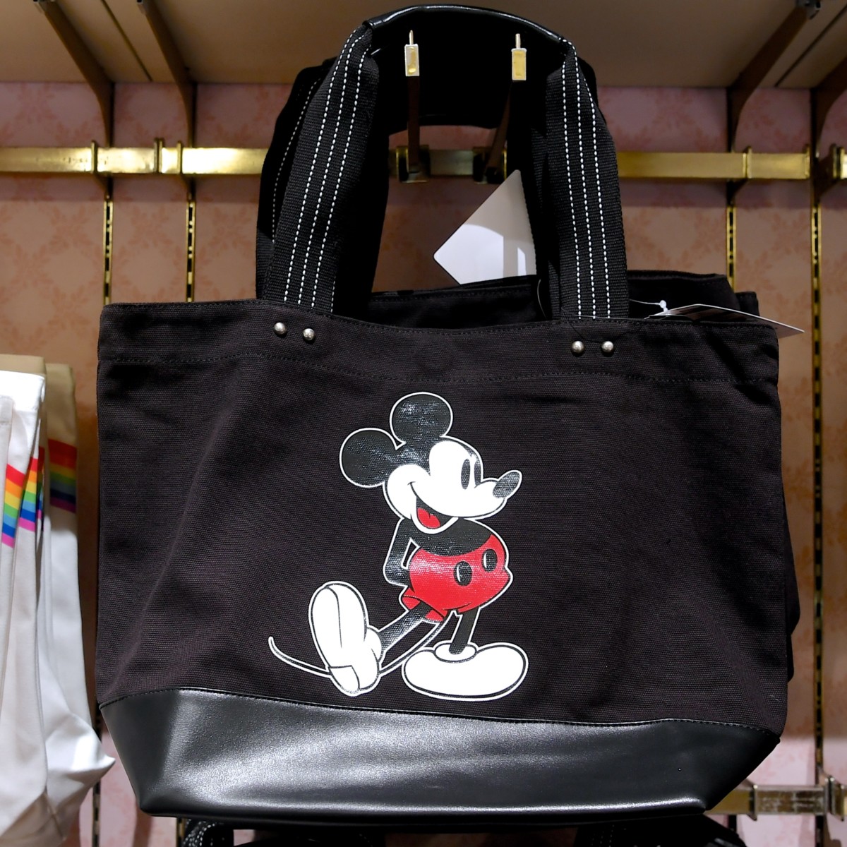 クラシック風デザインに黒色が登場！東京ディズニーランド トートバッグ -