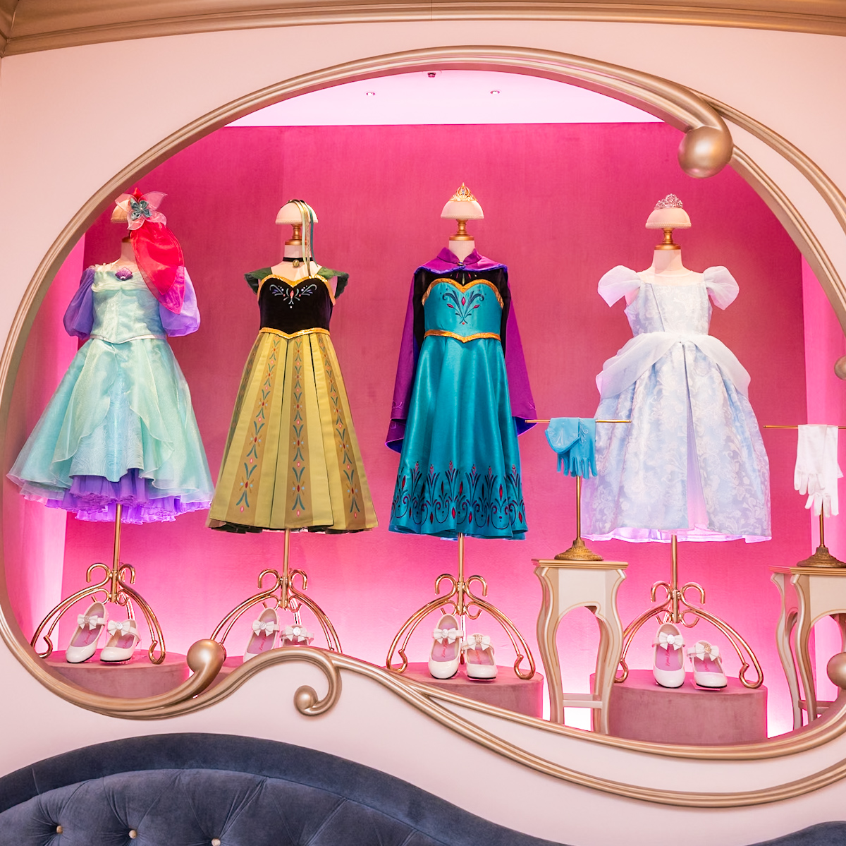 12月13日再開！戴冠式シーンのアナとエルサのドレスも登場☆「ビビディ