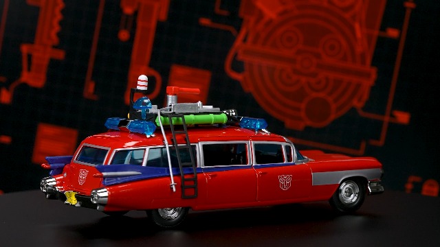 Amazon.com: Jada Toys 1:24 Ghostbusters Ecto-1 Mashup with Optimus