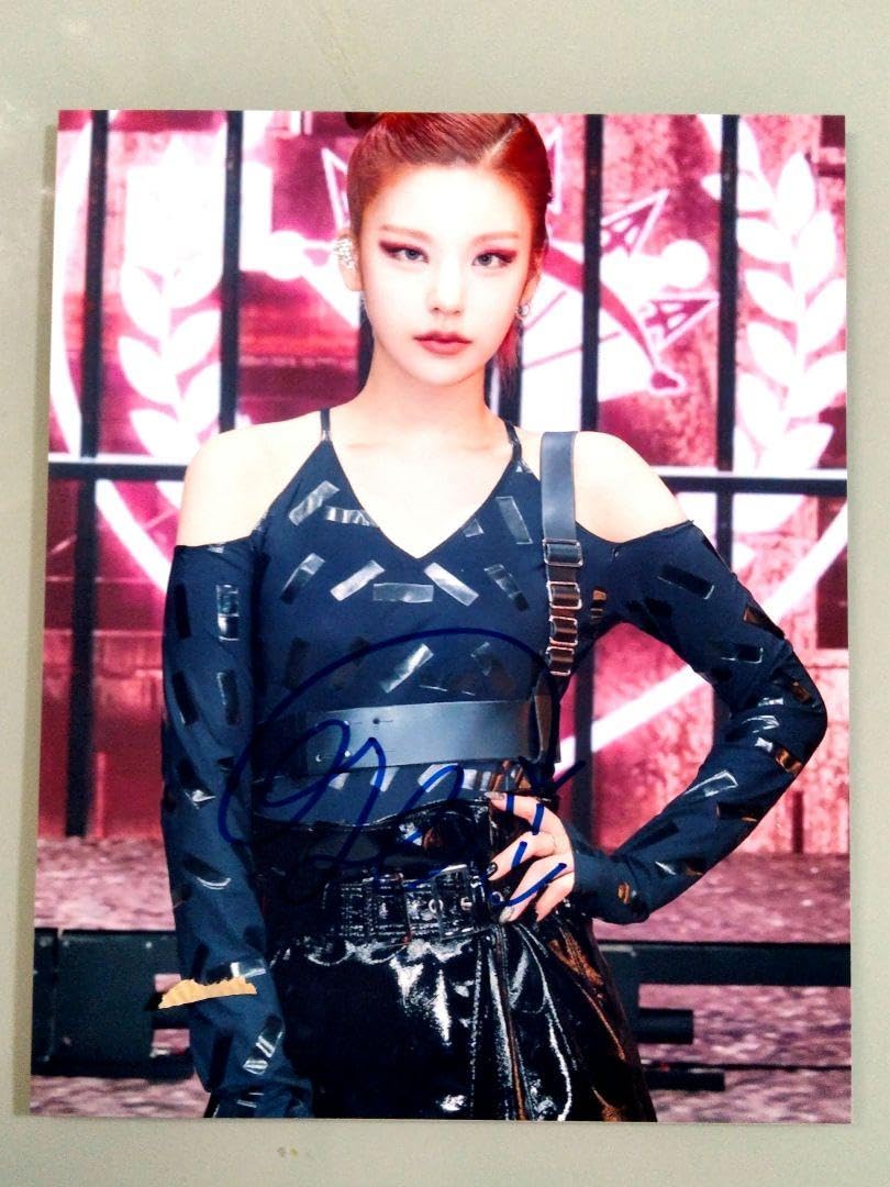 Amazon.co.jp: イェジ直筆サイン入り超大型写真…YEJI…イッチ（ITZY