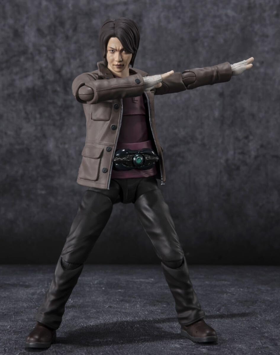 Amazon.co.jp: 中村倫也 秋月信彦 Figuarts ライダーBLACK SUN