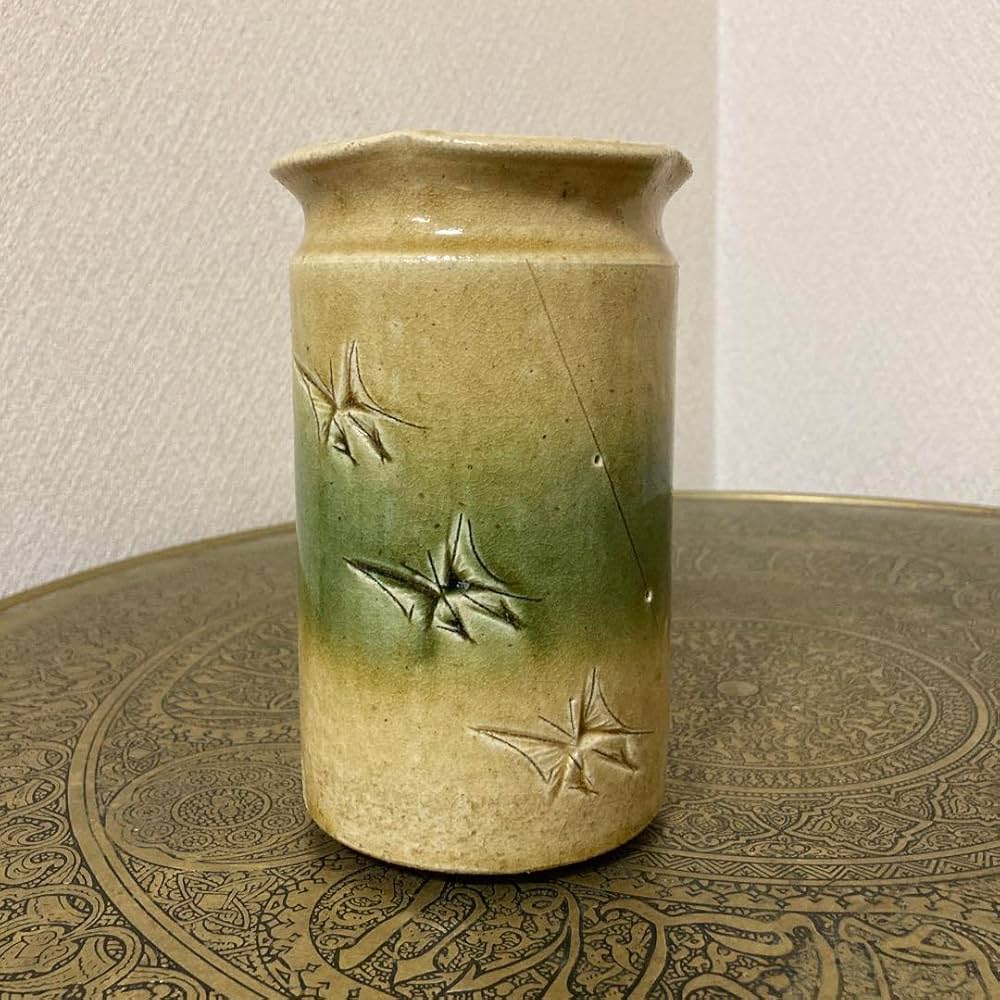 加藤釥 白地金彩蝶文花入