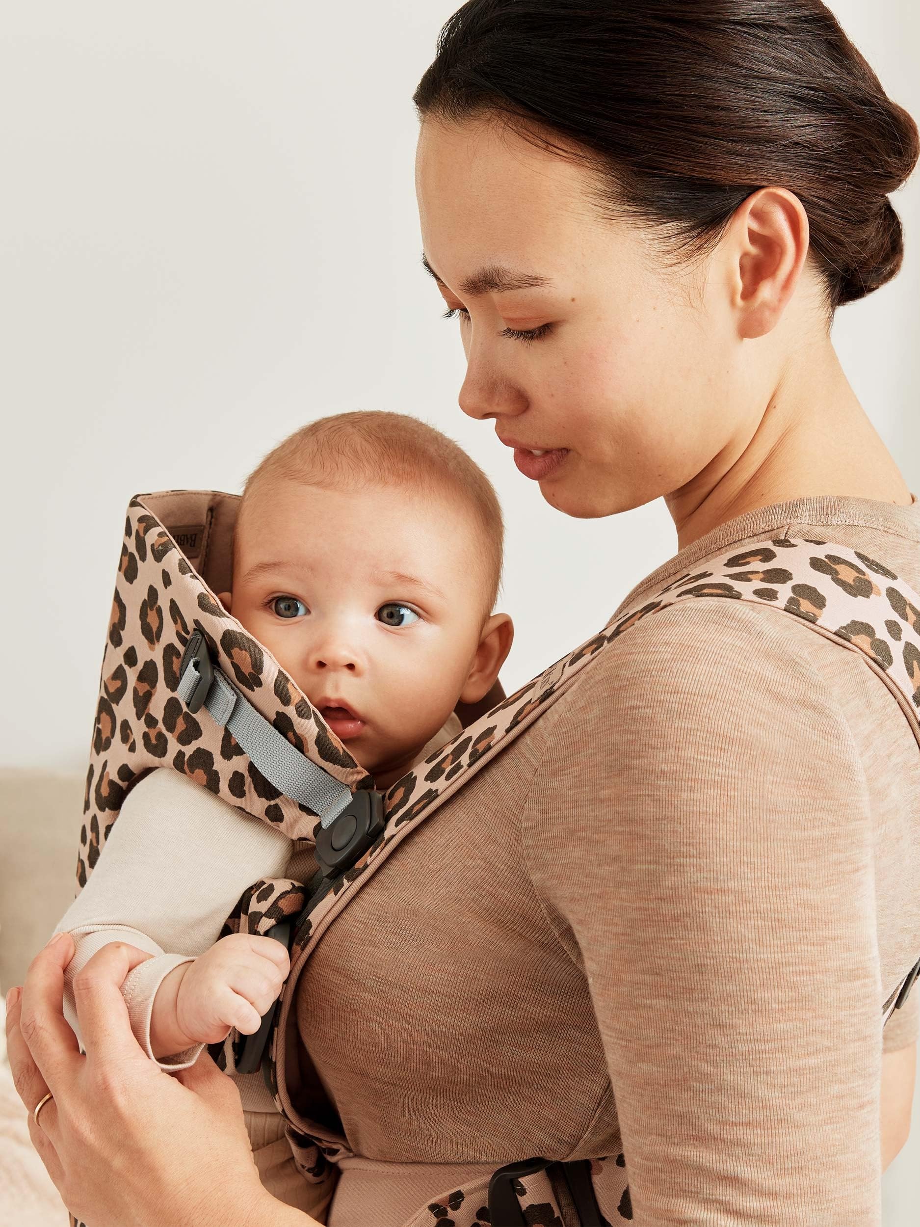 Amazon.com: BabyBjörn Baby Carrier Mini, Cotton, Beige/Leopard