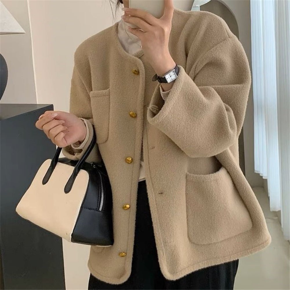 ゴールドボタンノーカラージャケット｜オフィスカジュアル レディース