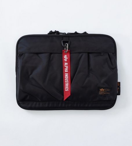 MA-1がクラッチバッグに！？ 外部からの衝撃を気にせずPCも収納できる