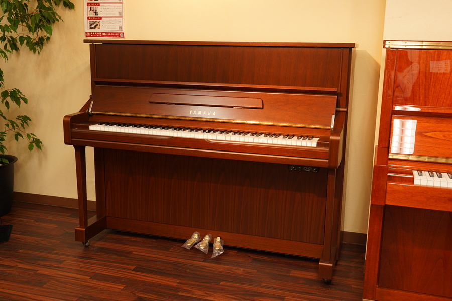 クリスマスにぴったりの木目アップライトピアノが入荷しました