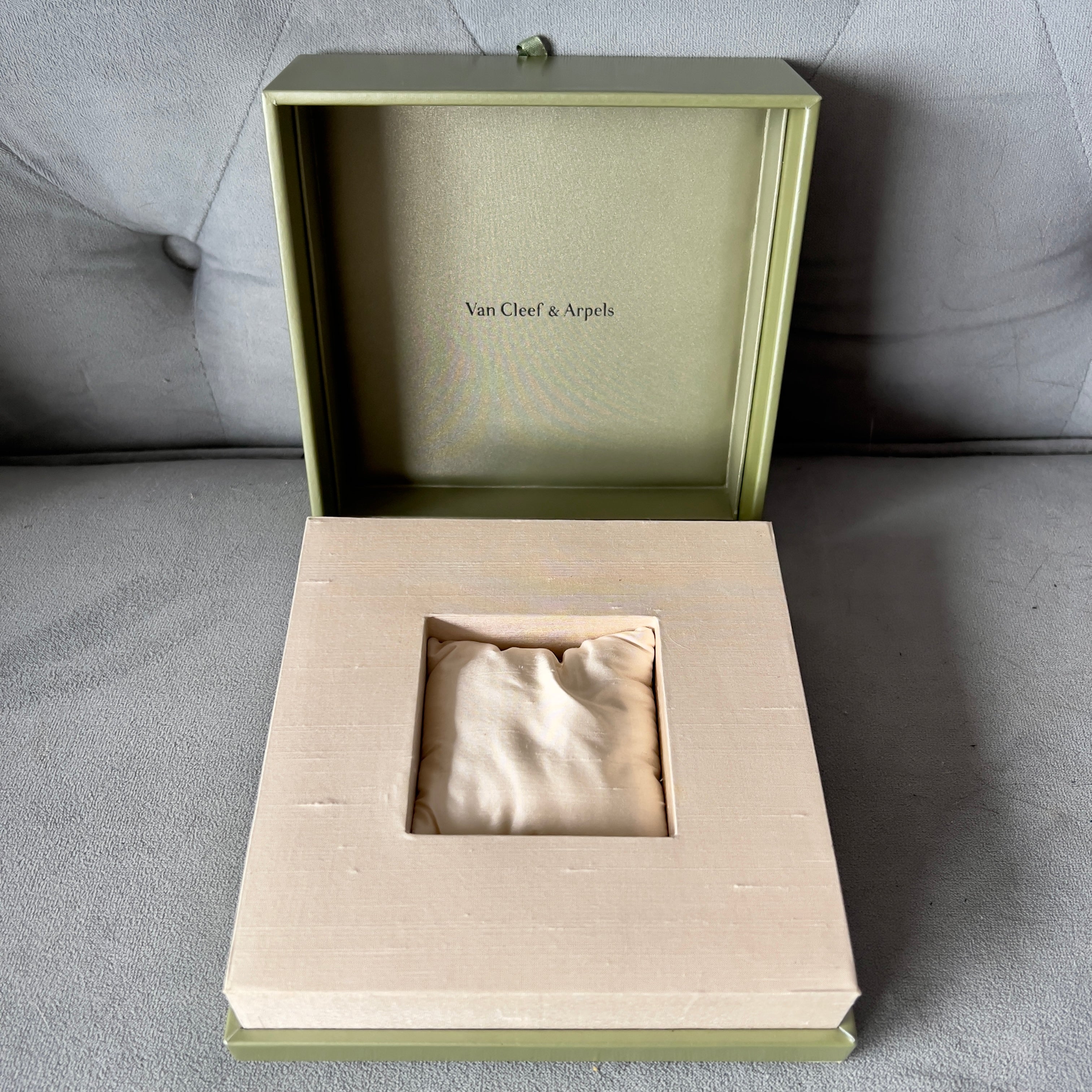 VAN CLEEF & ARPELS Box w/ Mirror + Outer Box 6.60x6.60x4.10 Inches
