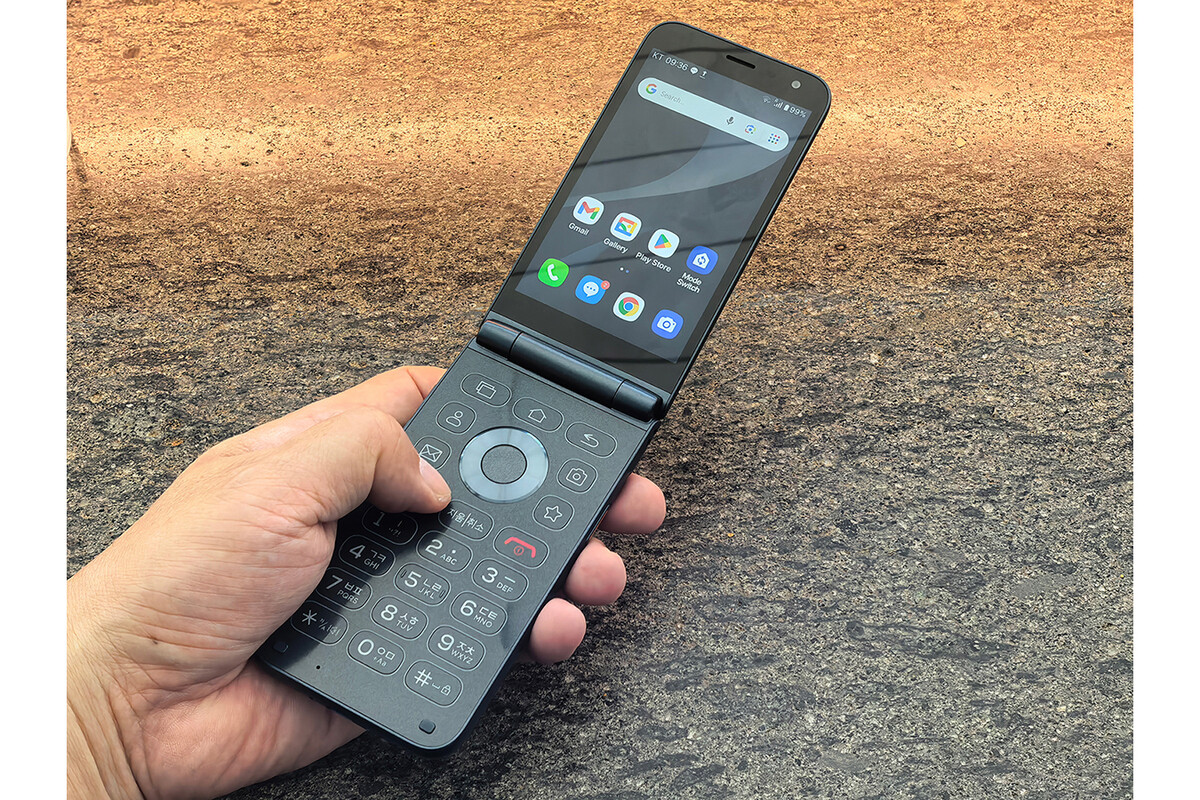 海外モバイルトピックス(434) 充電台もある韓国ALTのガラホ「STYLE