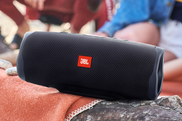 JBL、大容量バッテリーで20時間聴ける防水Bluetoothスピーカー「CHARGE