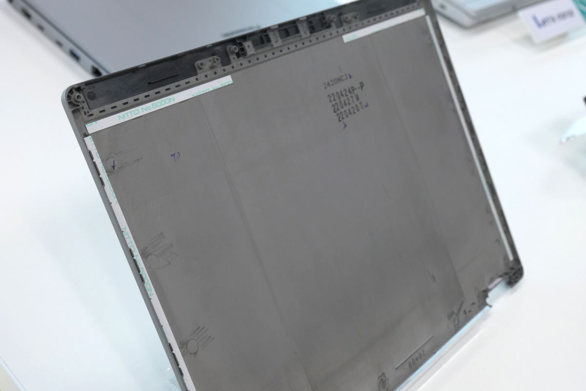 12.4型なのに800g台！ デカいのに軽くなったLet's note SRってどうよ