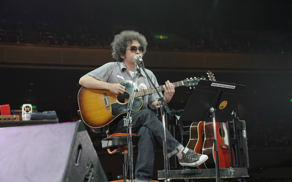 奥田民生、ユニコーンの曲をギター1本で熱演！ 両国国技館を大いに