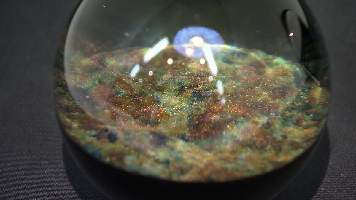 ガラス作家と陶芸家「小孫哲太郎・戸田晶子二人展」 合作も含め約100点