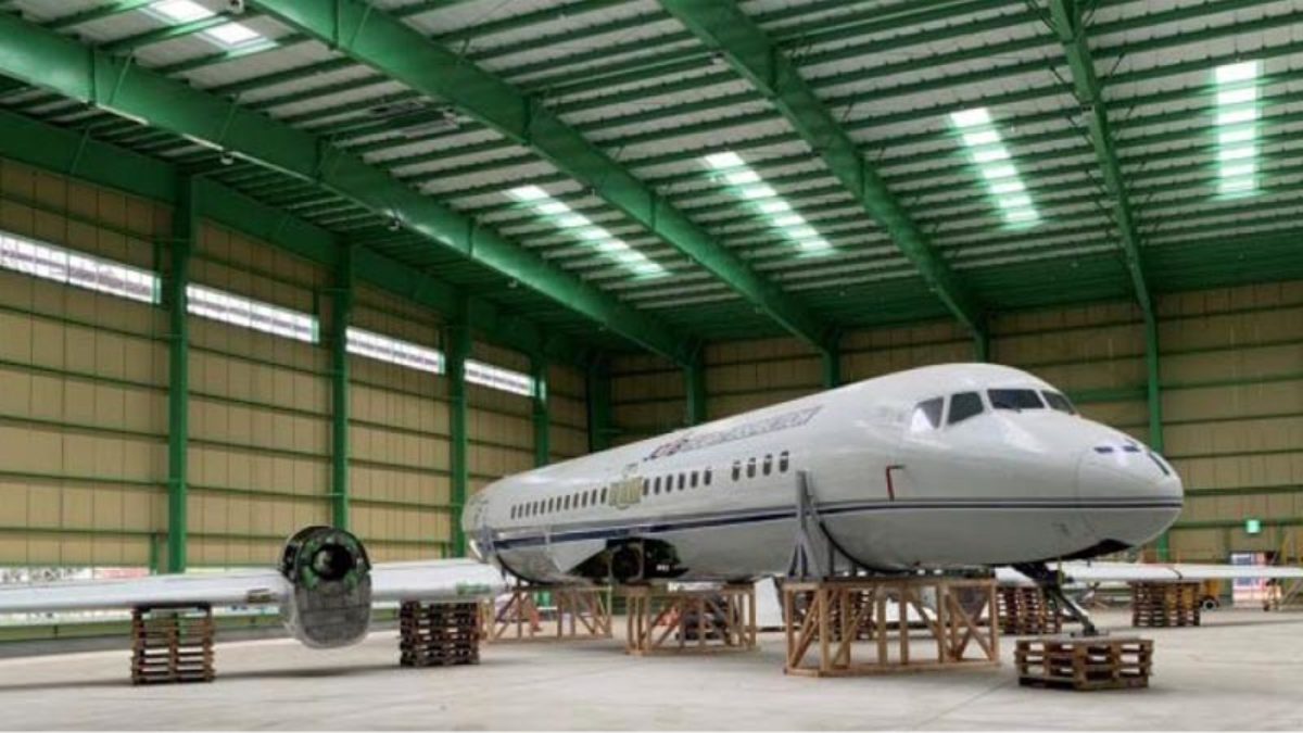 YS11実物カットプロペラ陳列台付 YS11実物カットプロペラ陳列台付 YS11