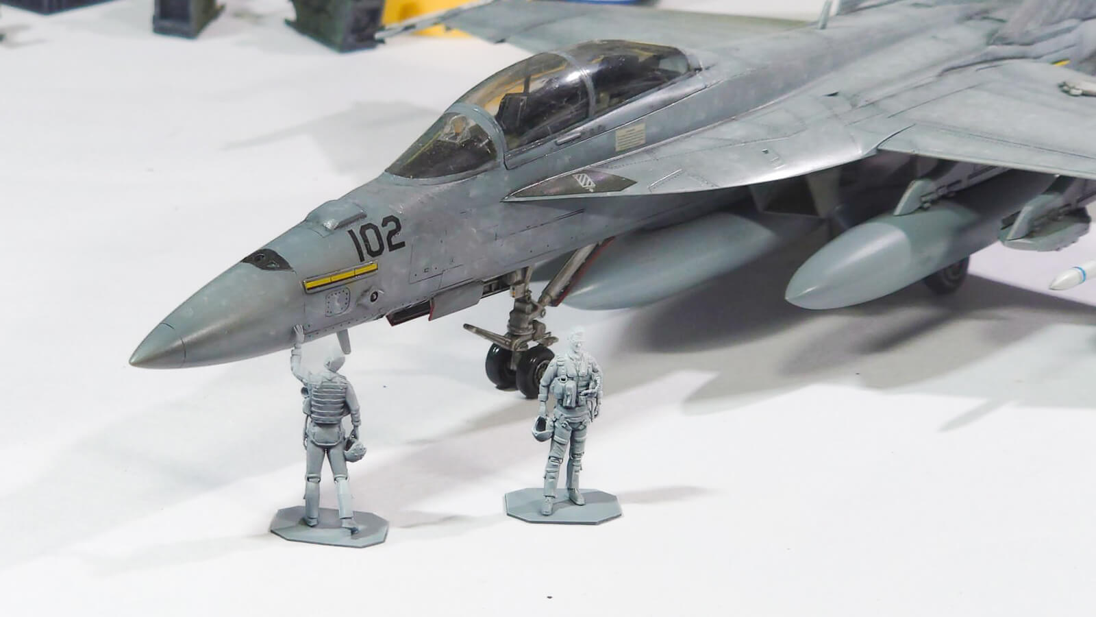 飛行機模型の隣にフィギュアを立たせるだけでどんどん景色が広がる