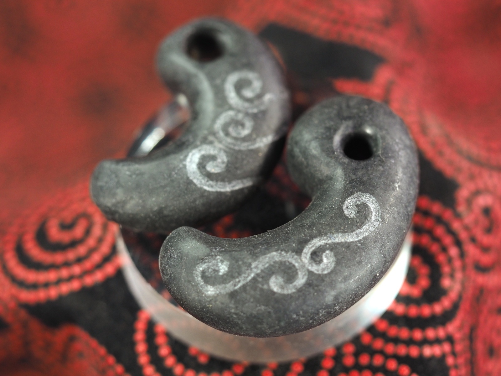 ワラビ手文線刻 北部九州タイプ勾玉（蛇紋岩製・40mmサイズ・艶消し