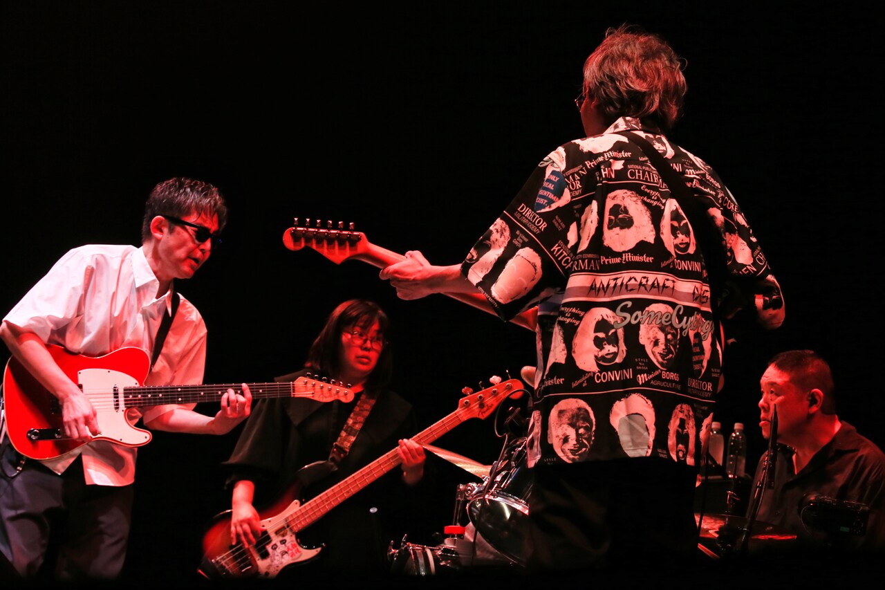 ZAZEN BOYS初の日本武道館ワンマンは3時間20分で36曲、自己紹介は11回