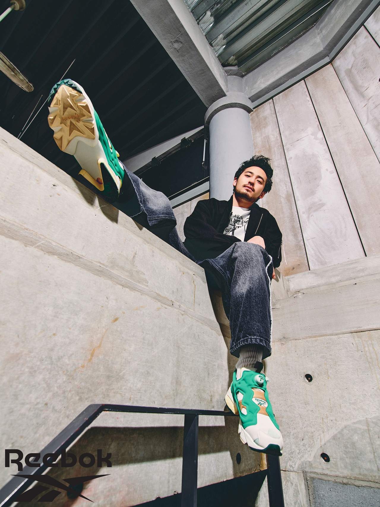 INSTAPUMP FURY 94 緑黄色社会」を着用した小林壱誓（G）。 [画像