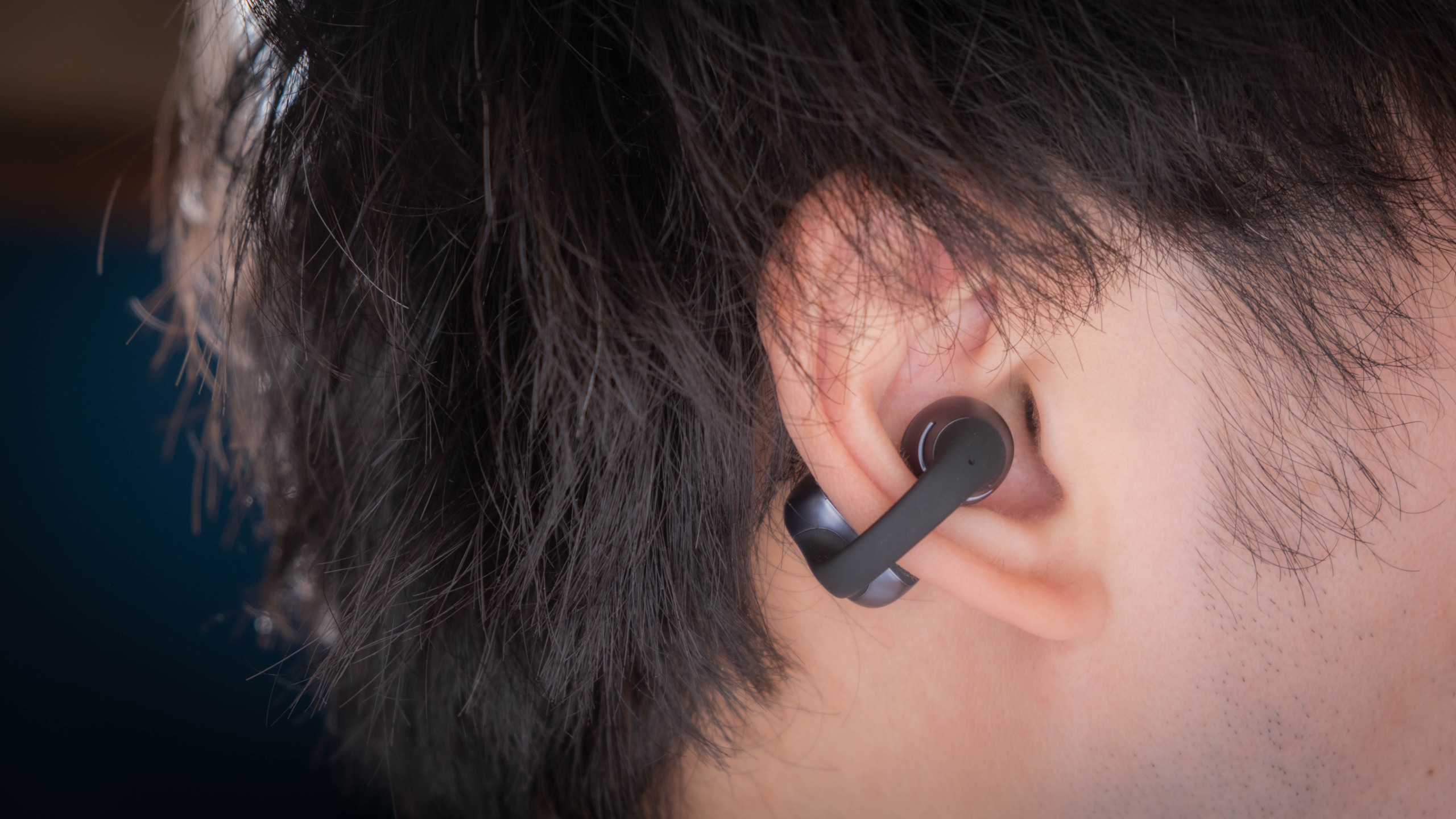 イヤーカフ型で驚くほどクリアな音質！「Shokz OpenDots ONE」を使って