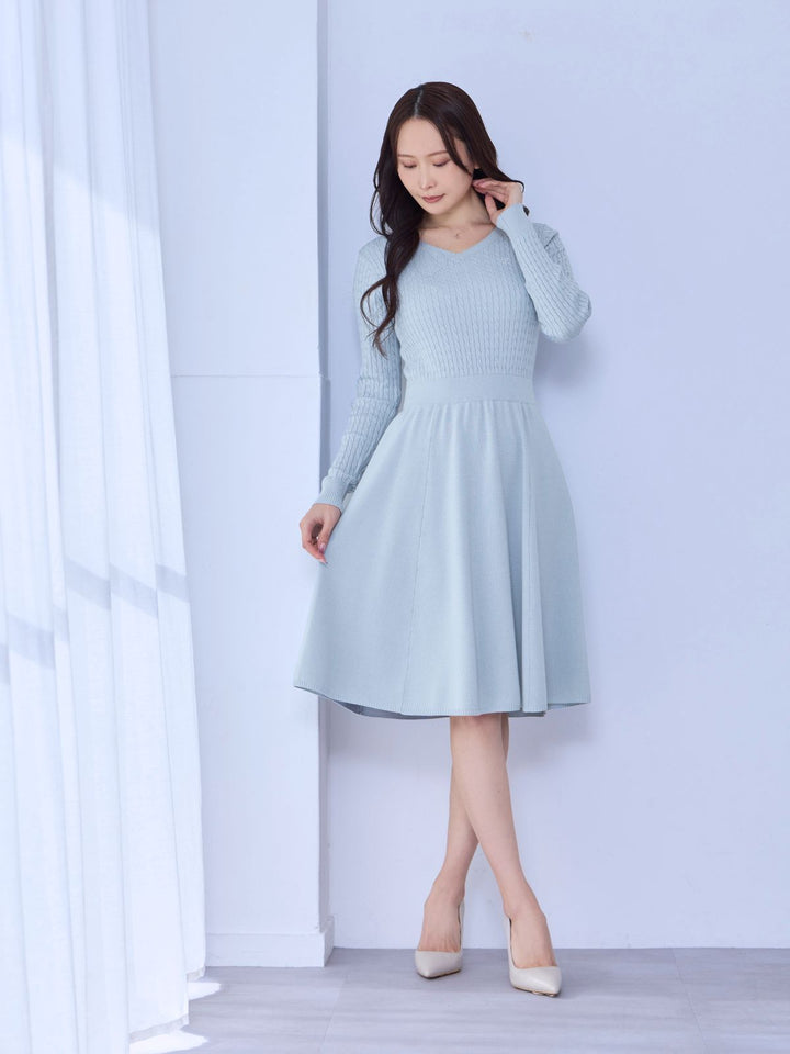 overE's HOLIDAY Aラインケーブルニットワンピース：ペールブルー│胸