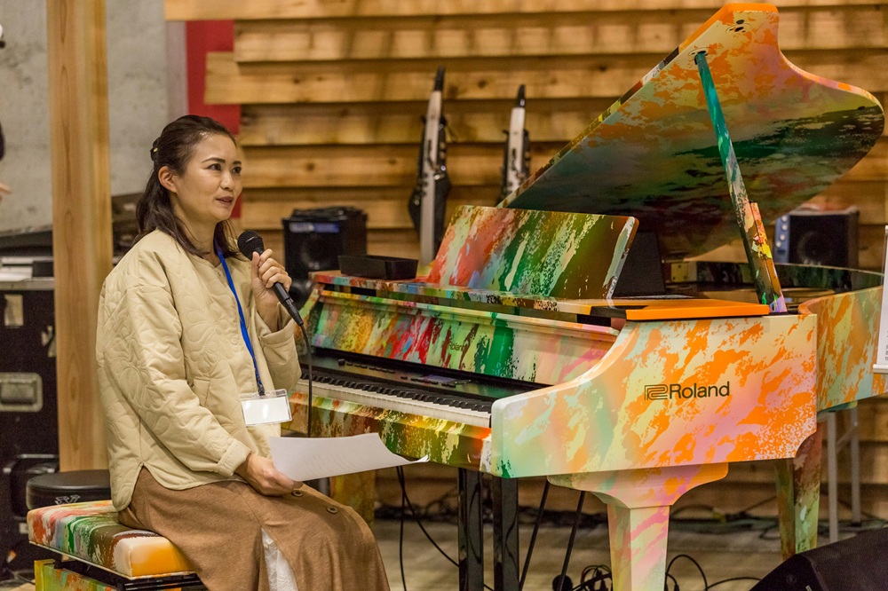 パラリンアートデザインのラッピングピアノのミニ演奏会イベントが開催