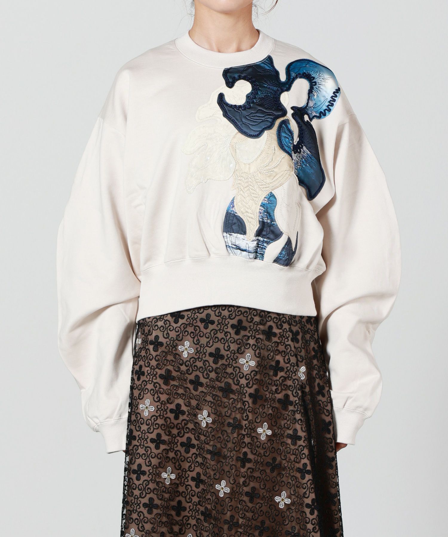 MURRAL(ミューラル)】 Patchwork embroidered sweatshirt｜PARIGOT