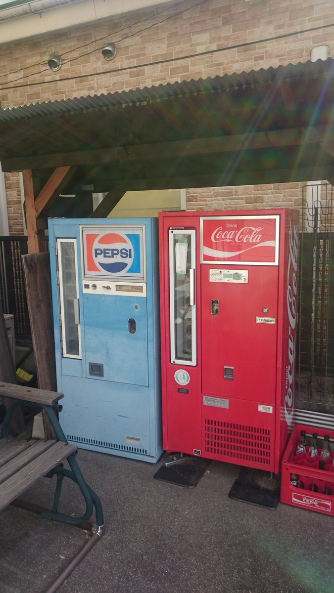 とある雑貨店に仲良く並ぶ 昔懐かしい瓶タイプのペプシとコカ・コーラ