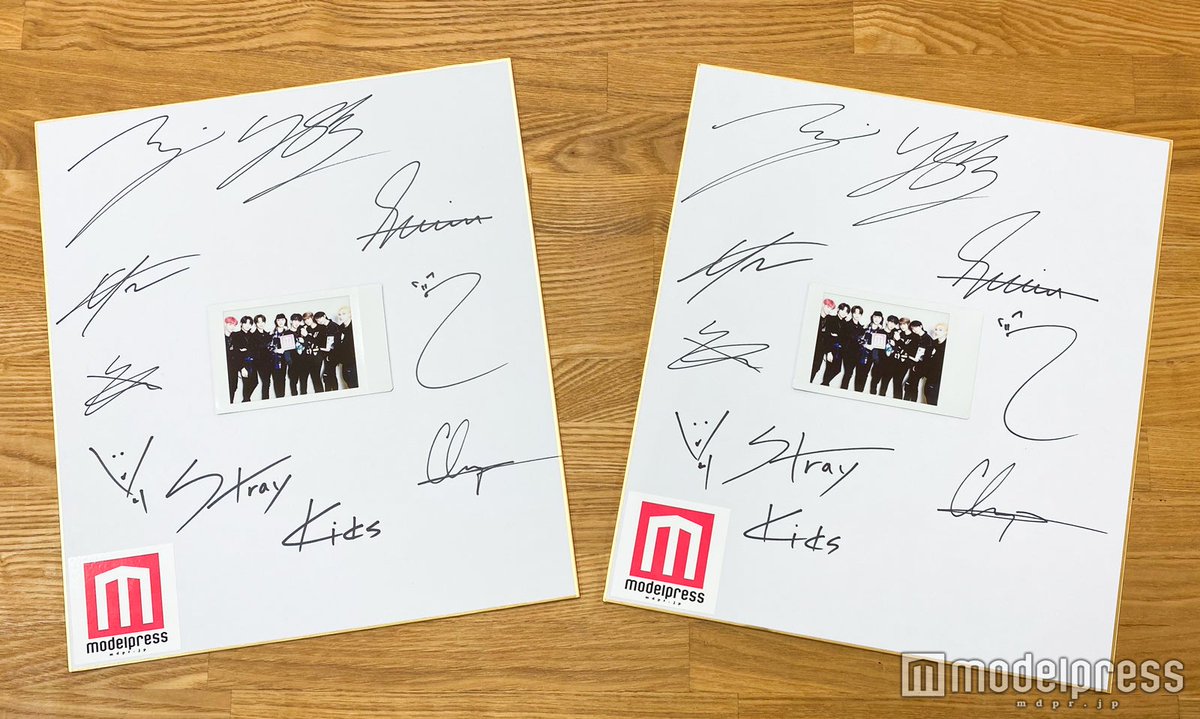 このツイートをRT🧭】 Stray Kidsの直筆サイン入り色紙＆チェキを2名様