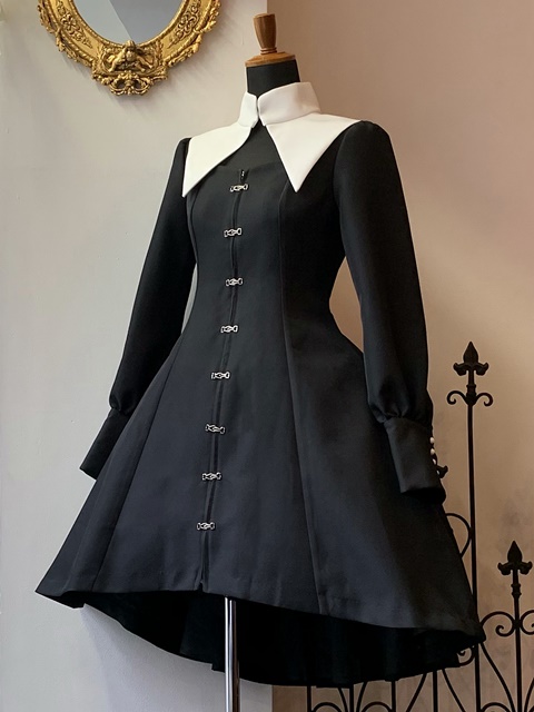 新作ワンピースの予約受付を開始致しました。 修道女の様な雰囲気を