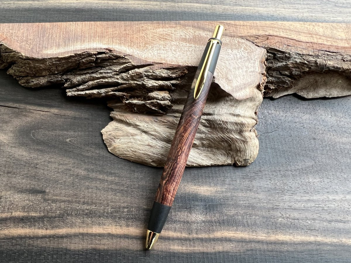 こんにちは。ホンジュラスローズウッド瘤杢(上杢)3本追加予定です