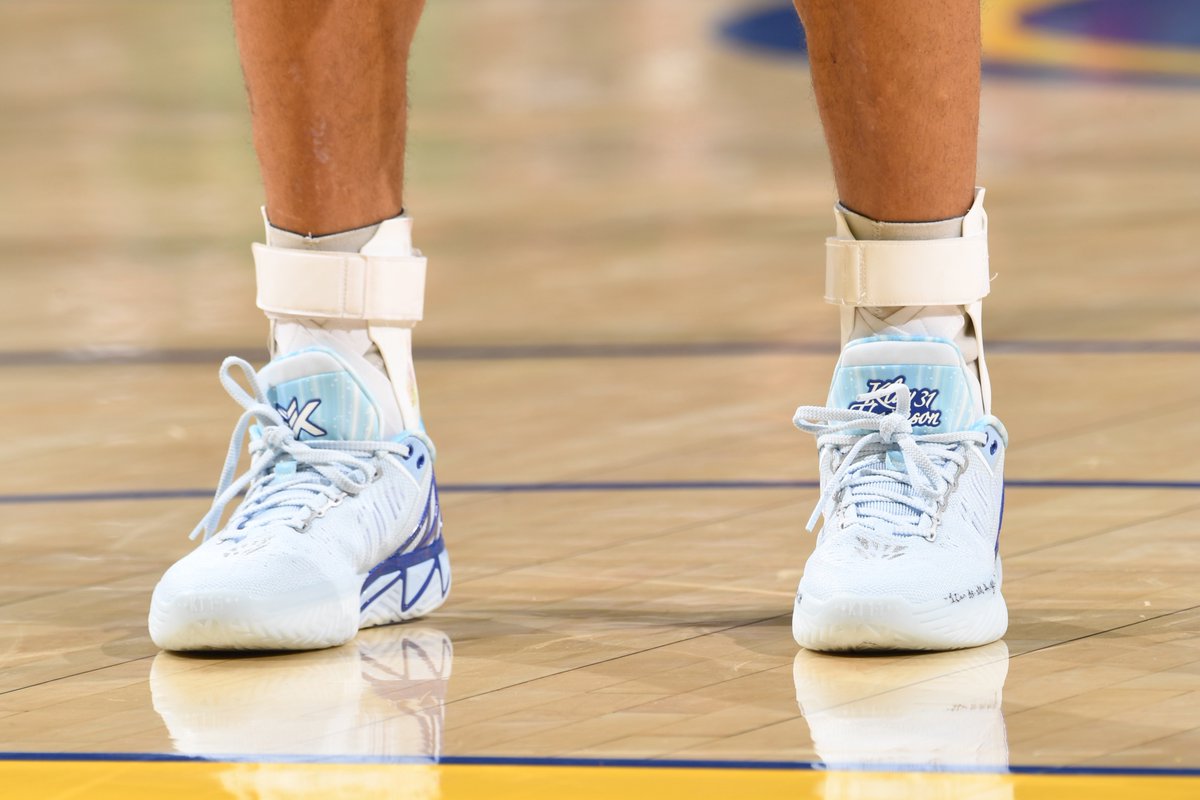 Steph honors his former teammate Klay Thompson and brought out the