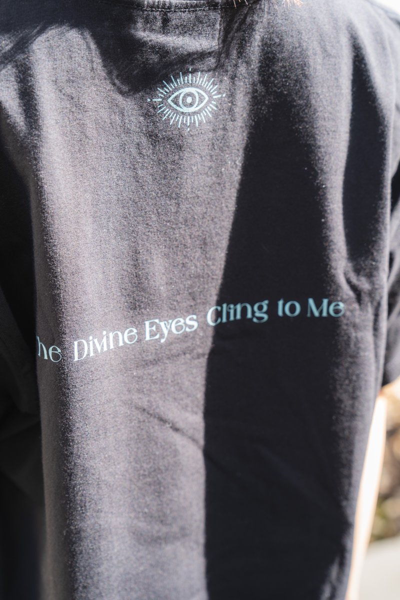 👁️NEW GOODS👁️ 彼は天井から見ている Tシャツ ビジュアルが