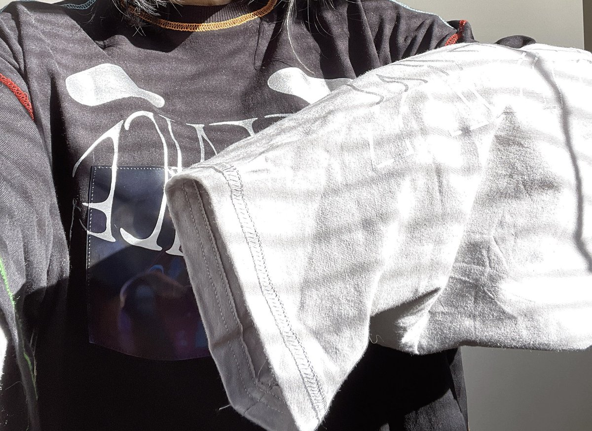 Vaundyの新しいロングスリーブのツアーT、 Mサイズが売り切れだった