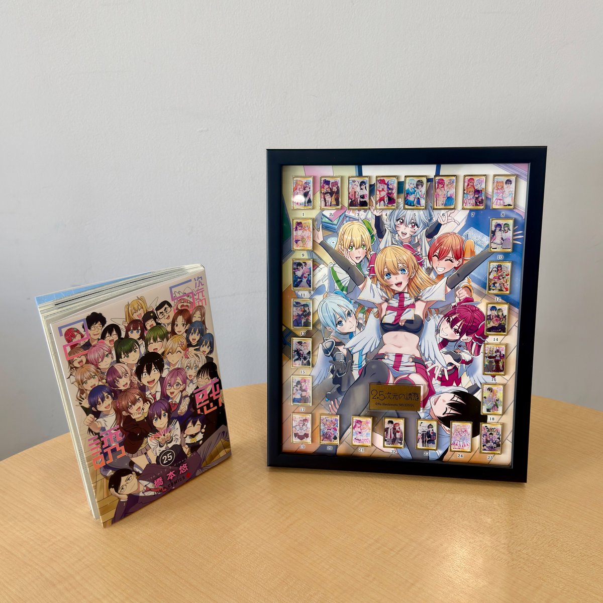 連載完結記念グッズ サンプル紹介！ 『2.5次元の誘惑』全巻ピンズ