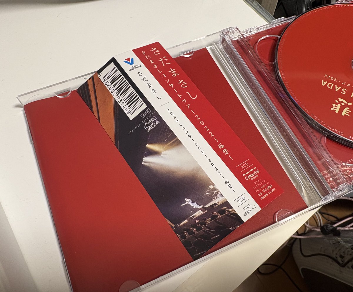 歌詞カードのところに入れると落ちるからCDハメられる内側を外して