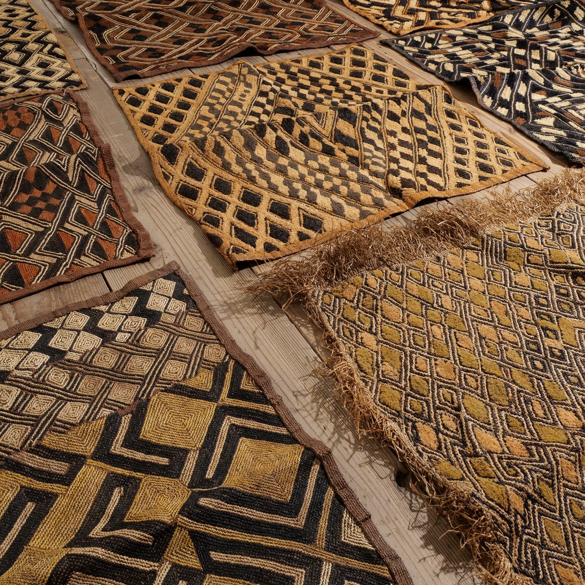 NEW アフリカ民族布 クバ王国のラフィア布 ラフィア椰子の繊維から作