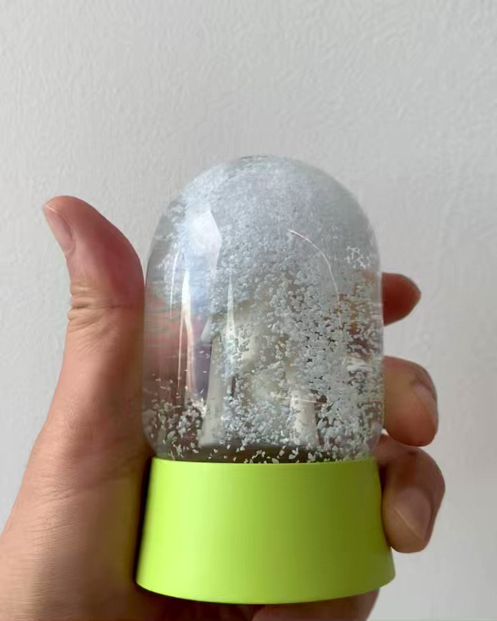 あおもり犬のスノードームも試作中です。色は決定ですが、鼻がピンクに