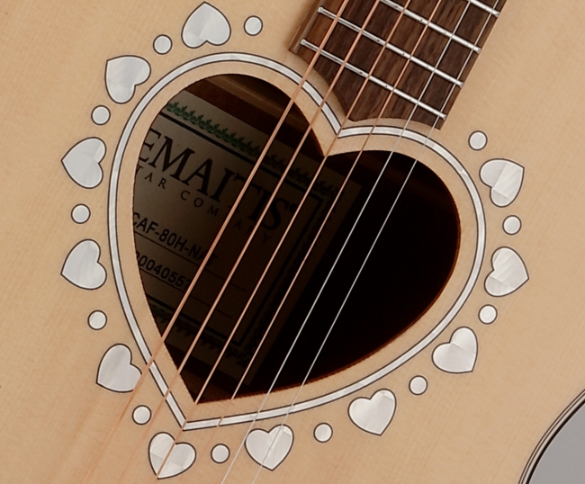 ゼマイティスより人気のハート型サウンドホールのエレアコ発売