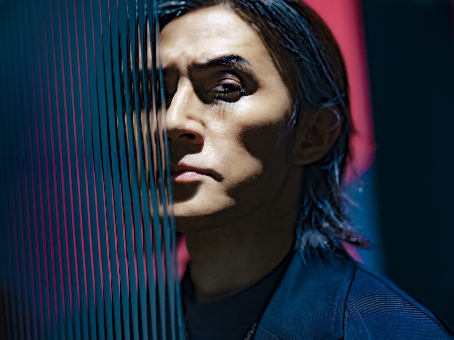 稲葉浩志、自身初となる作品集「シアン[特装版]」に先駆けてリリース