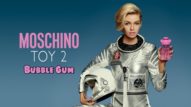 今話題の宇宙旅行にピンクテディベアが誘う「モスキーノ・トイ2