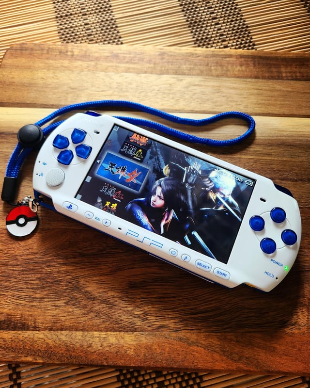 白と青の日本の輸入PSPは、史上最も美しいシステムの一つかもしれない