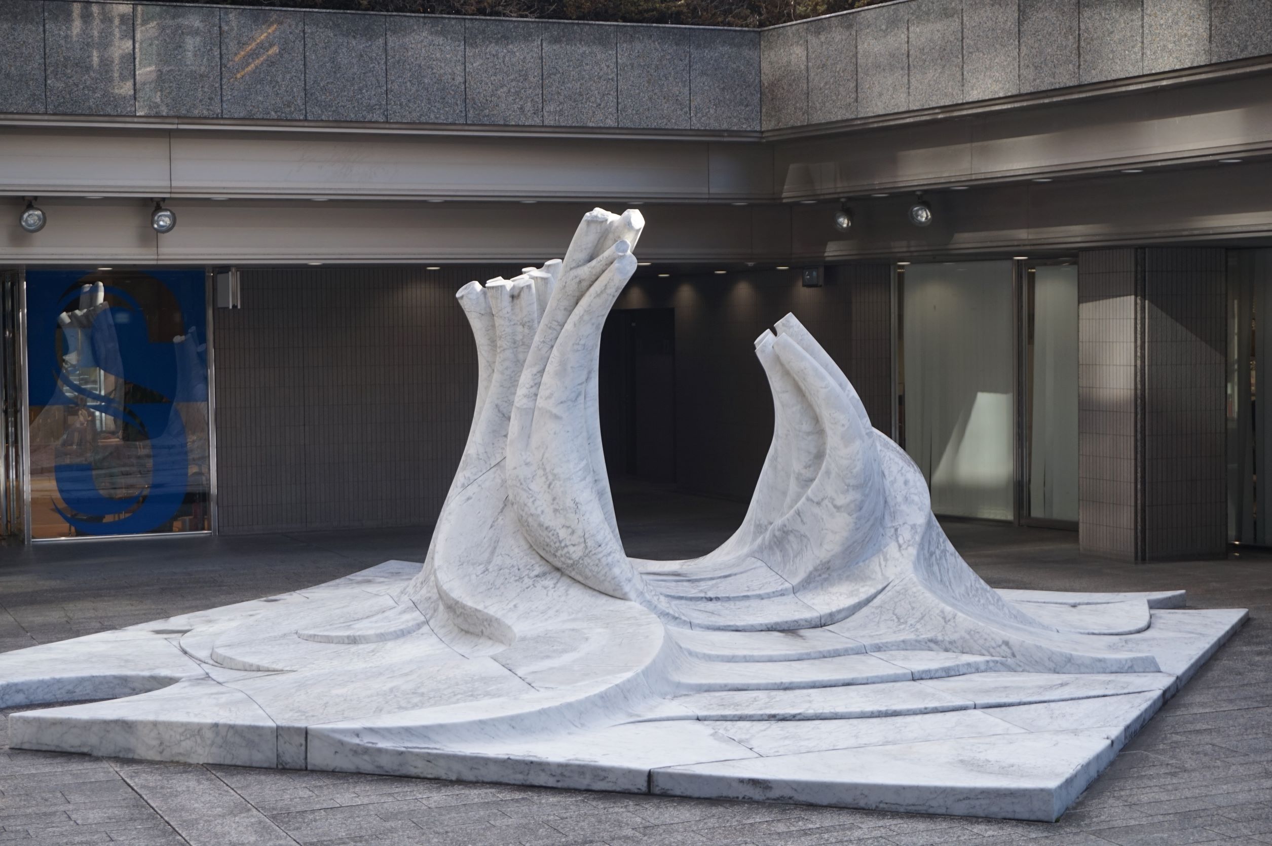 PASSAGGIO -」約50トンものイタリア産白大理石で制作された