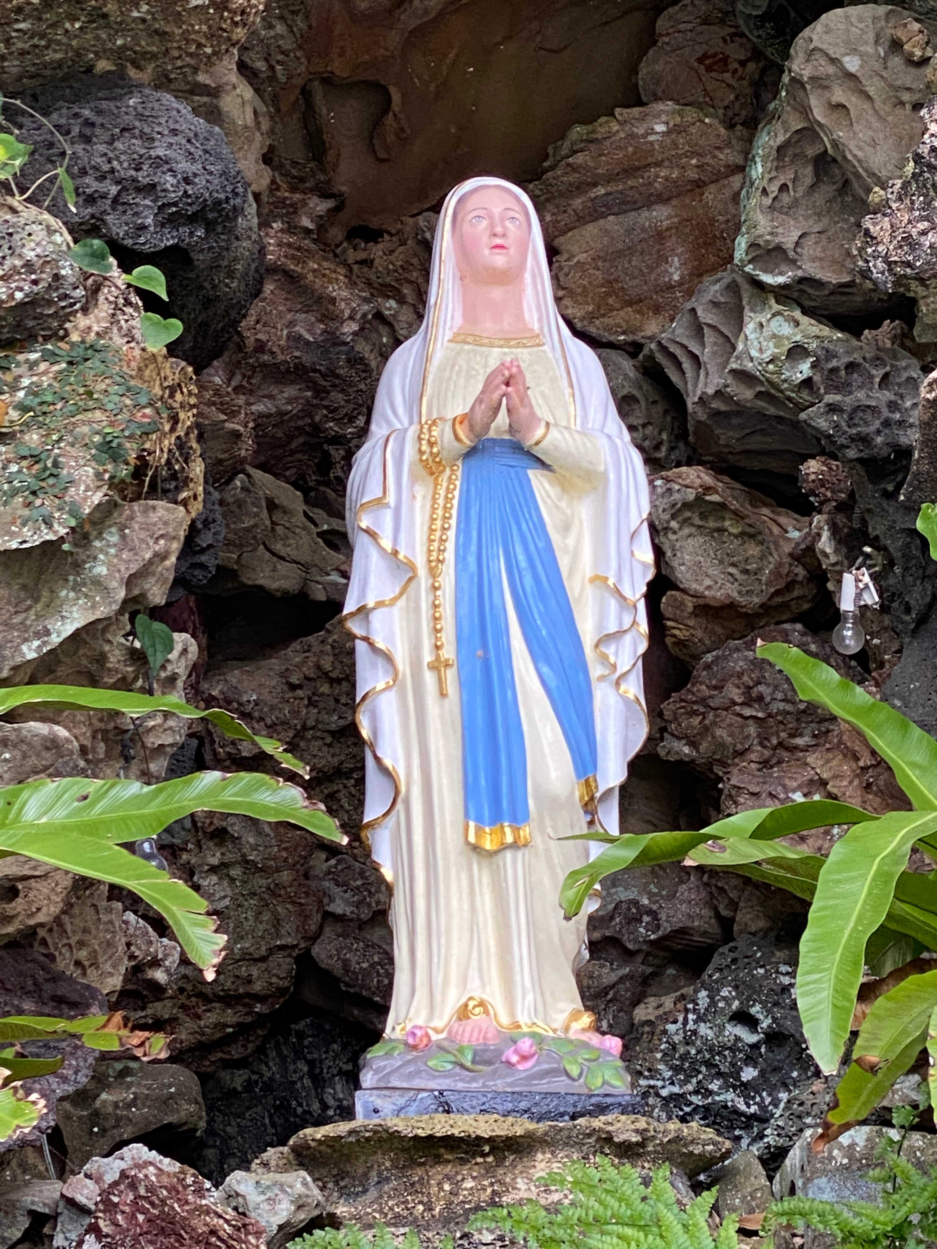井持浦教会のルルドの泉参拝。井持浦ルルドの聖母マリア像がお美しい