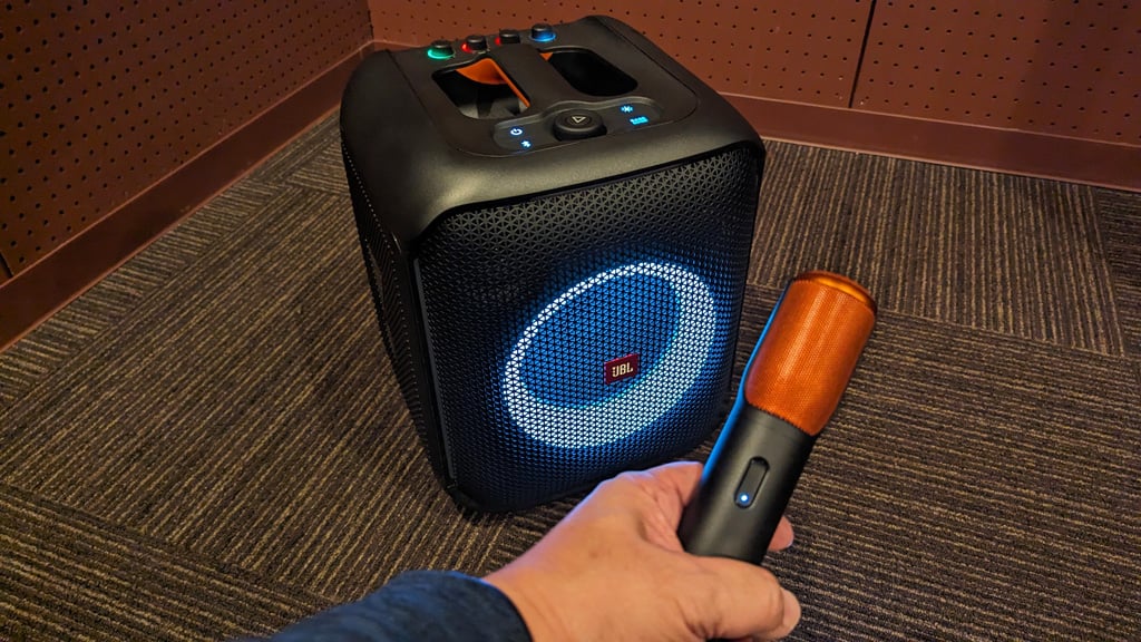 年末年始の集まりはこれ1台で盛り上がれ！ ワイヤレスマイクが付属する