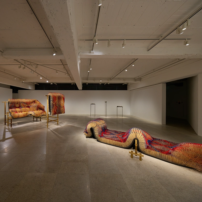 日常の素材が思いがけない視覚的リズムを描き出す｜ISSEY MIYAKE × We