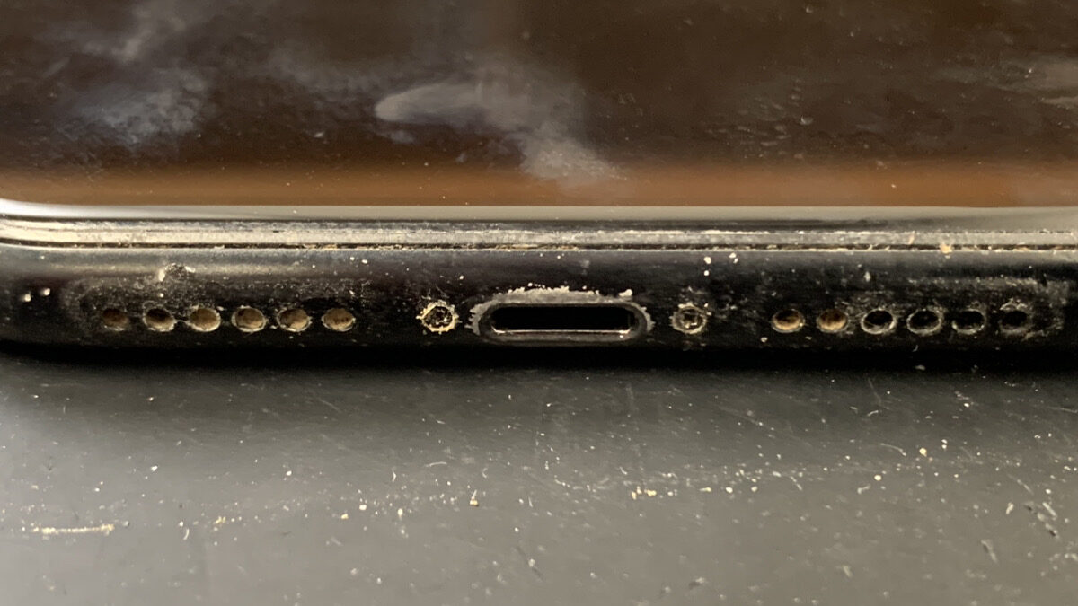 接触不良によって充電ができなくなったiPhoneXRの修理依頼 | 【最安値