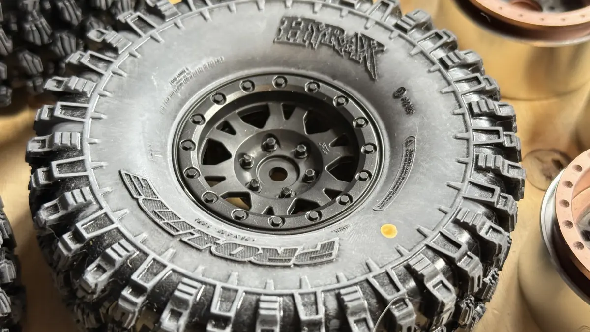 タイヤ】白化したプロライン ハイラックス（新品）にコーティング剤を