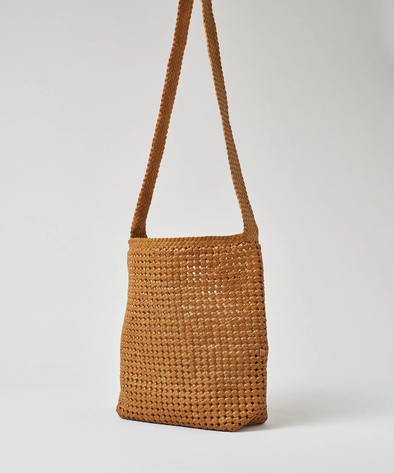 シンプルで機能的なやぎ革メッシュショルダーバッグ - 使うほどに