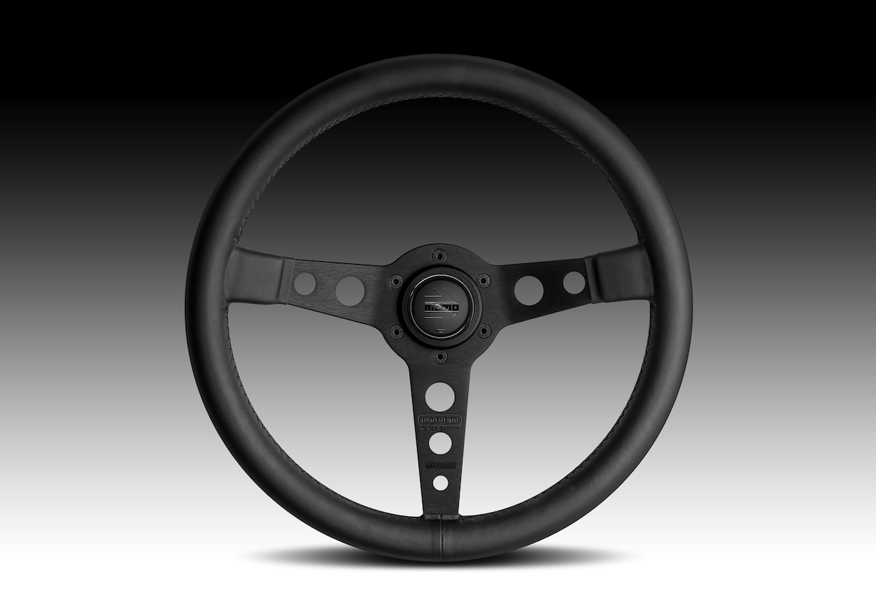 MOMOを代表する『PROTOTIPO』の ブラックエディションが日本新発売